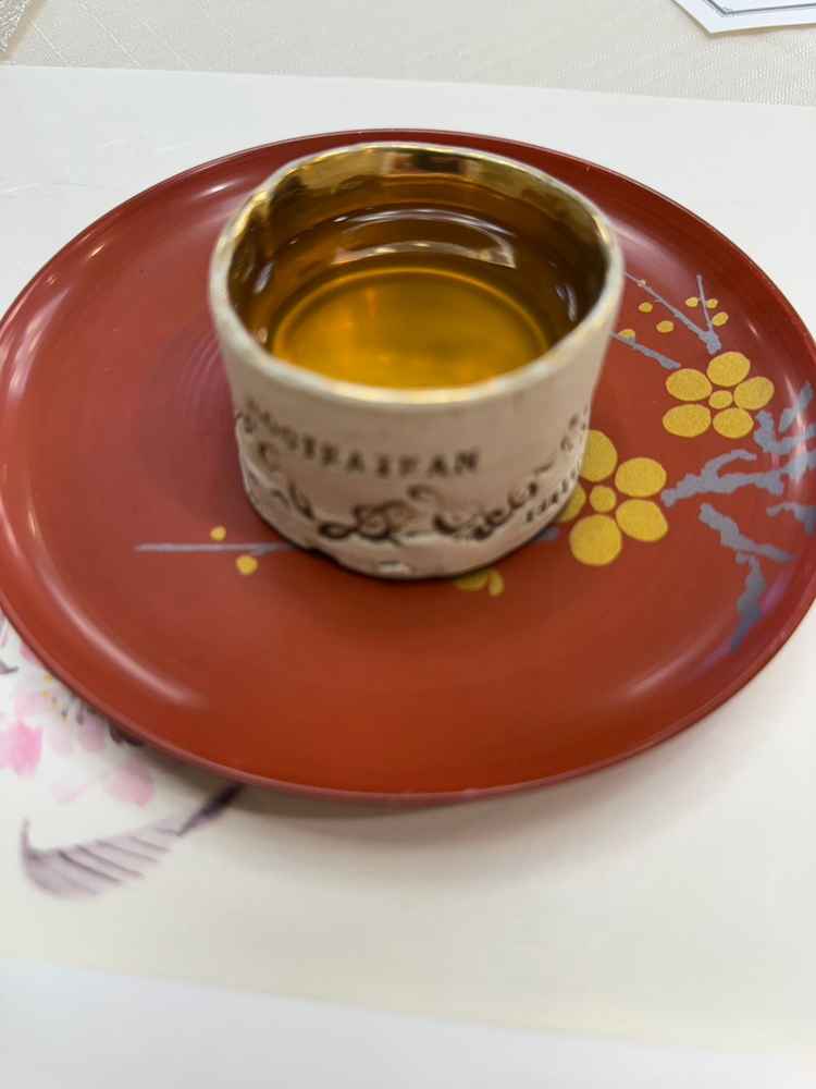 一番出汁は塩などの調味料が使われていないそうですが、昆布とソウダガツオ旨味でとても美味しかったです。