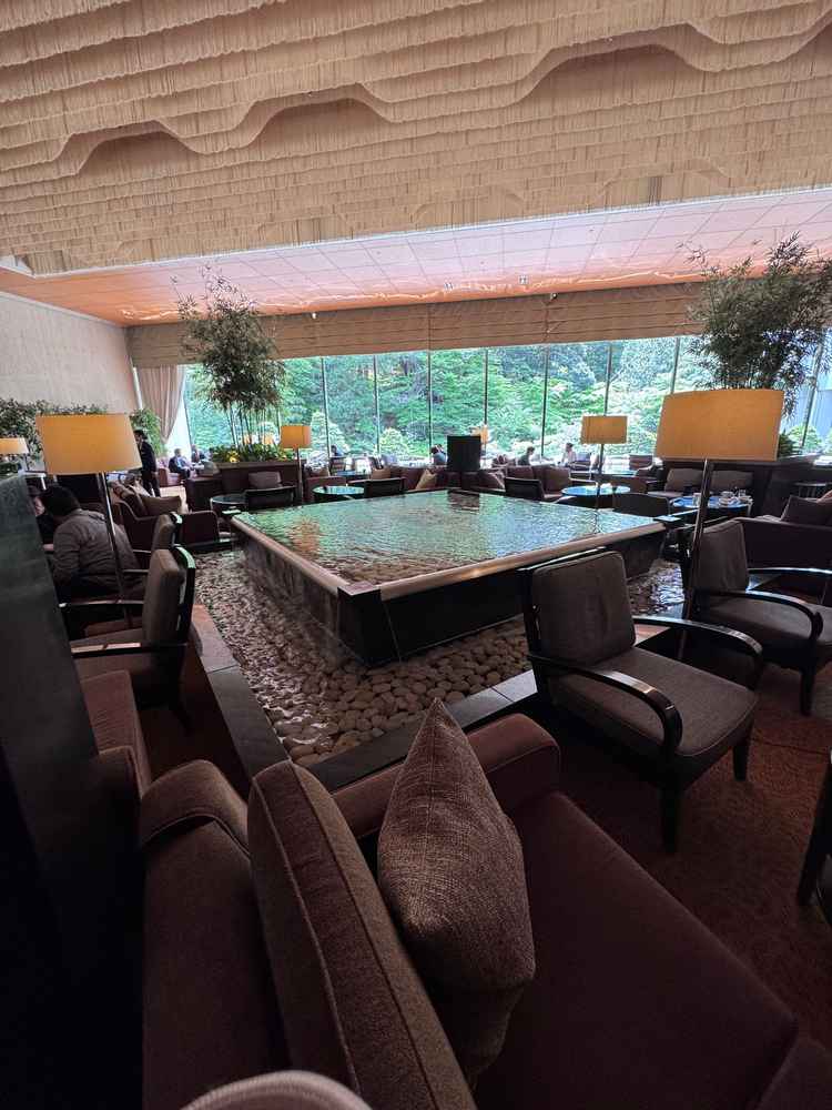 ロビーのカフェ。午前式の場合はここでファーストミートのお写真が撮れる