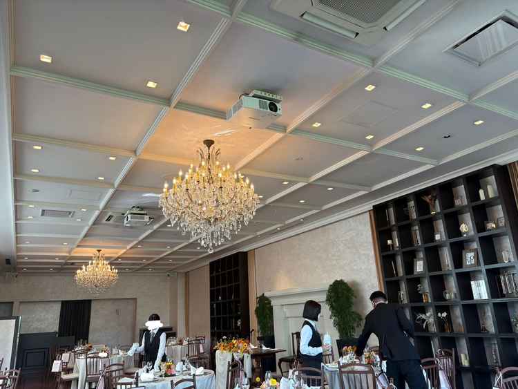 披露宴会場の写真です。写真には写っていないですが一面窓で明るく、挙式をする教会も見えます。