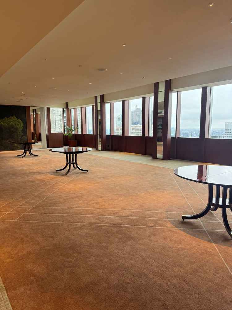 ホワイエです。挙式と披露宴の間に、この空間でウェルカムパーティをするそうです。