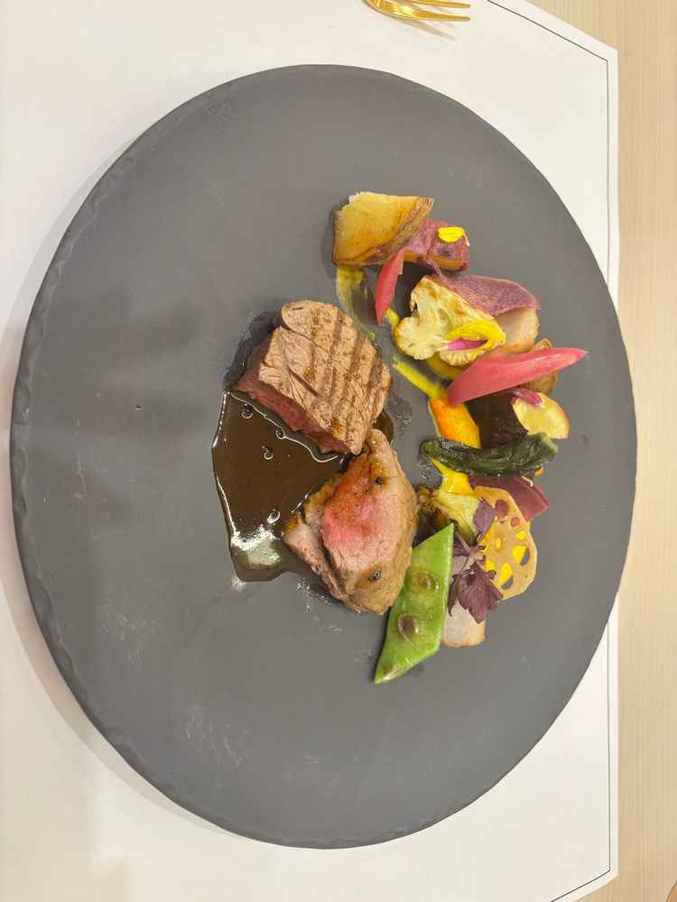 試食のお肉はとっても柔らかくて、とてもジューシーでした。シェフが挨拶に来てくれて、味も好印象でした。