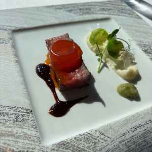 試食の肉料理です。ランクは1番低いものよりも結構上のランクで出てくるお料理と納得の美味しさでした。