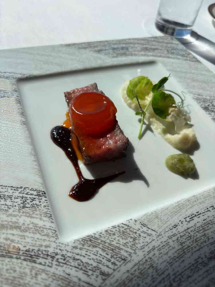 試食の肉料理です。ランクは1番低いものよりも結構上のランクで出てくるお料理と納得の美味しさでした。