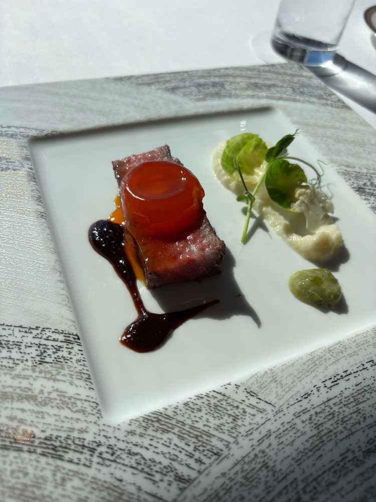 試食の肉料理です。ランクは1番低いものよりも結構上のランクで出てくるお料理と納得の美味しさでした。