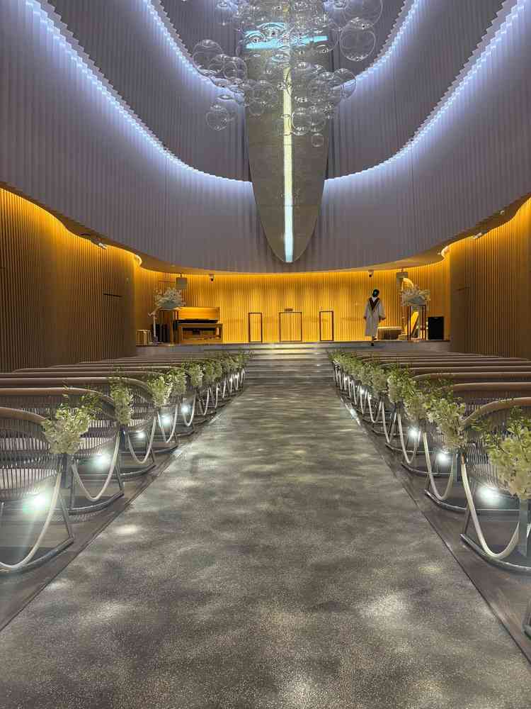 海をイメージしたチャペルは、天井の気泡がバージンロードへ反射してうつるのが現代的で素敵だった。