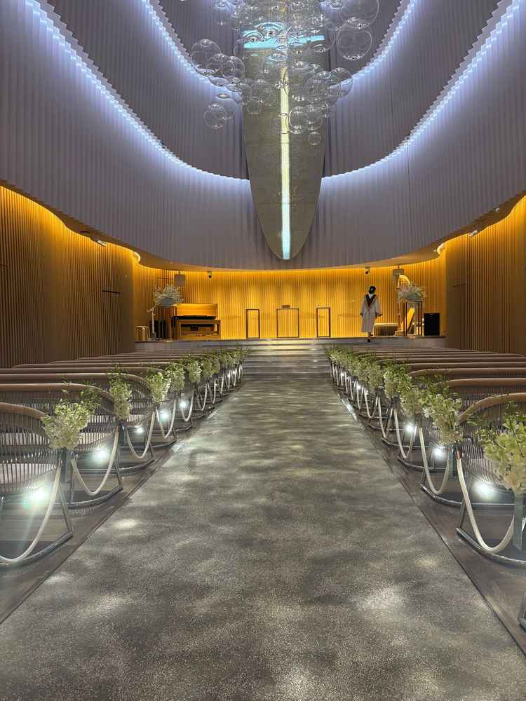 海をイメージしたチャペルは、天井の気泡がバージンロードへ反射してうつるのが現代的で素敵だった。