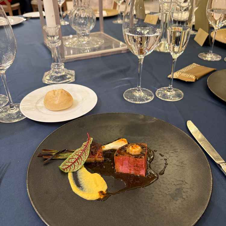 料理と、最初に出していただいた塩味のスパークリングジュースが美味しかったです。