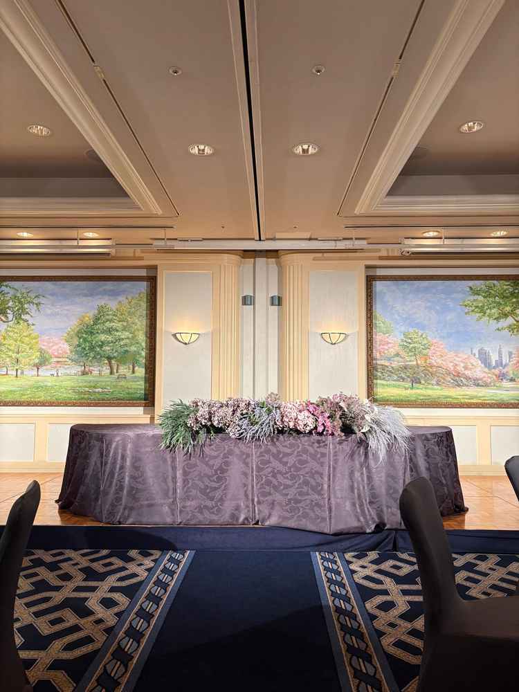 披露宴会場「桜」は絵画が壁にかけられており、華やかな印象でした。