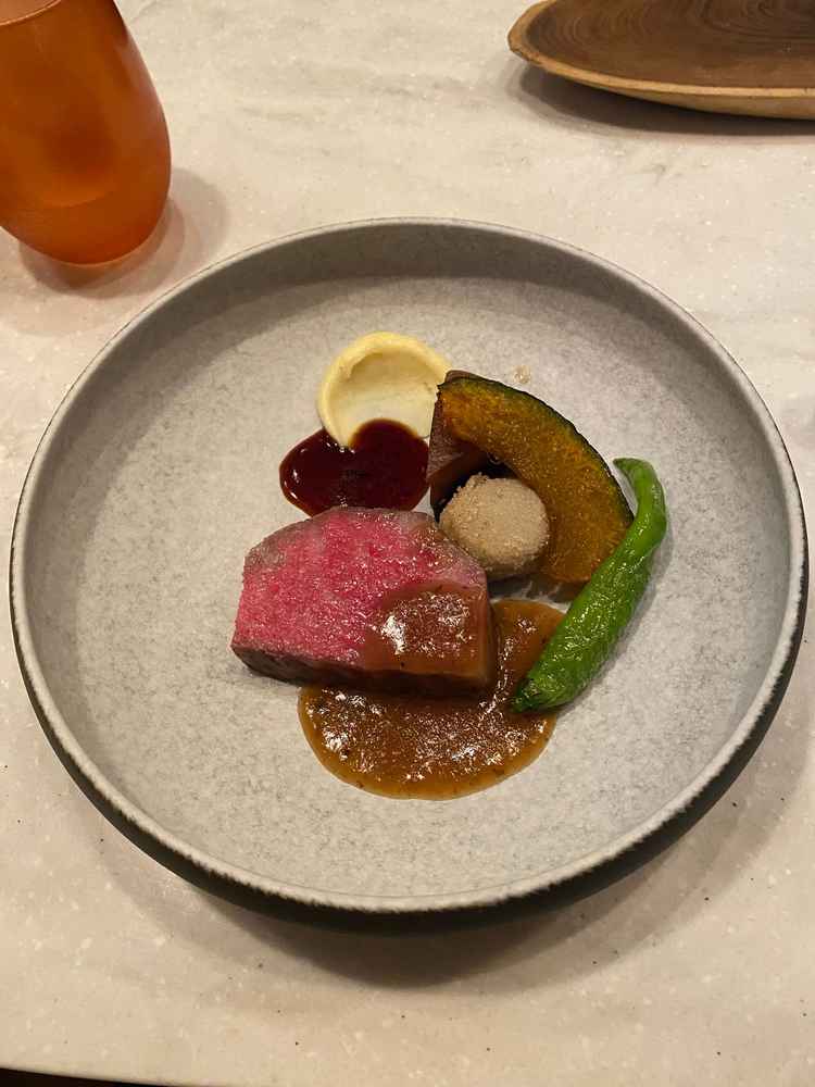 料理。レストランならではの、お皿からこだわったもの。