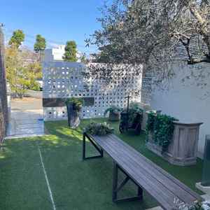 駐車場から入り口へと続く緑が多いエントランスガーデン