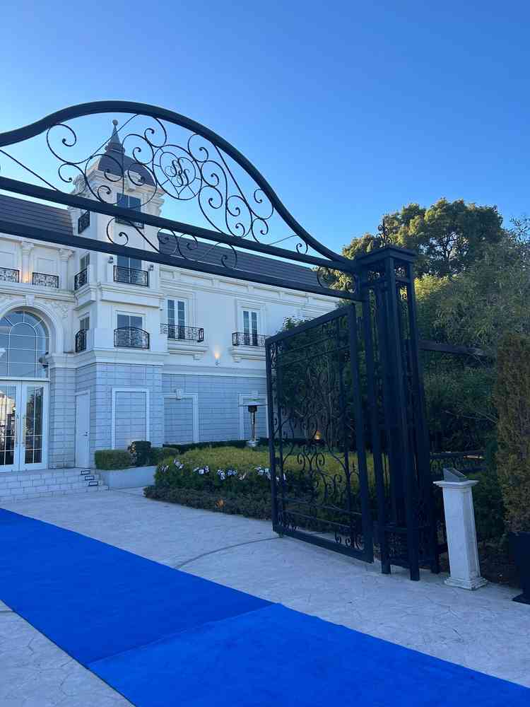 式場の外観の写真。高級感溢れる入口なので、ゲストの方にも喜んで頂けそう。