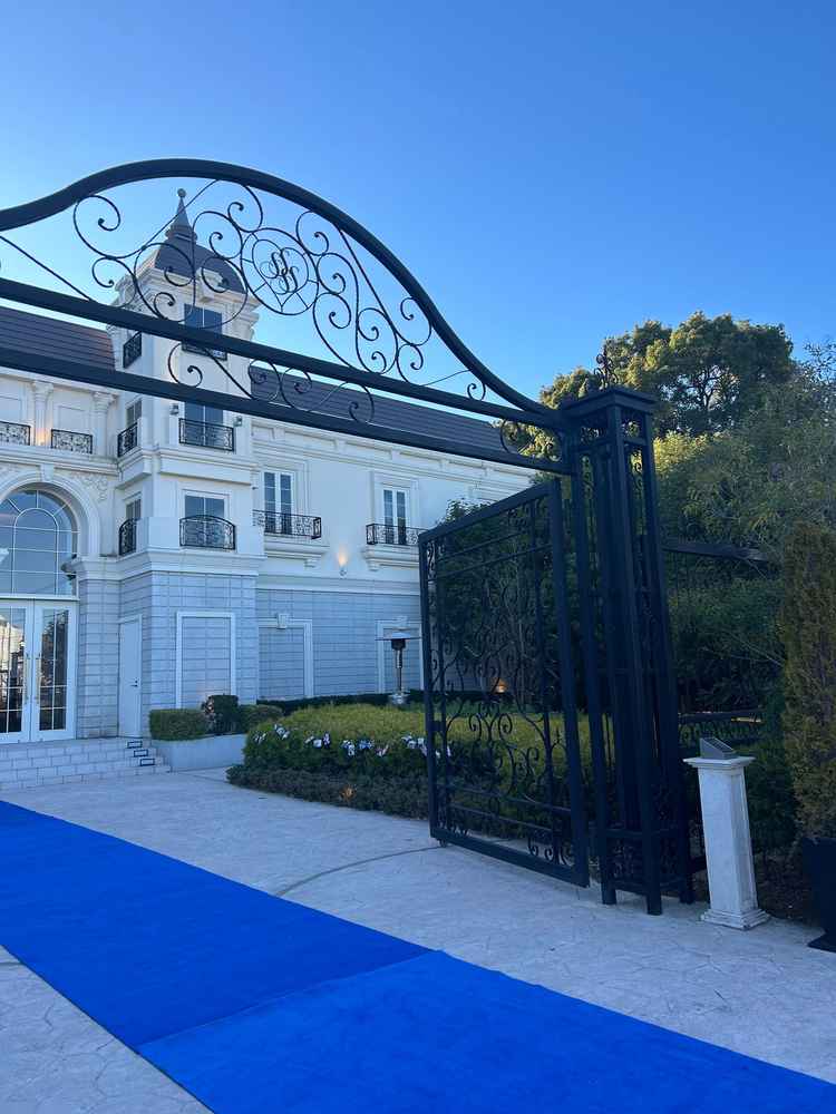 式場の外観の写真。高級感溢れる入口なので、ゲストの方にも喜んで頂けそう。