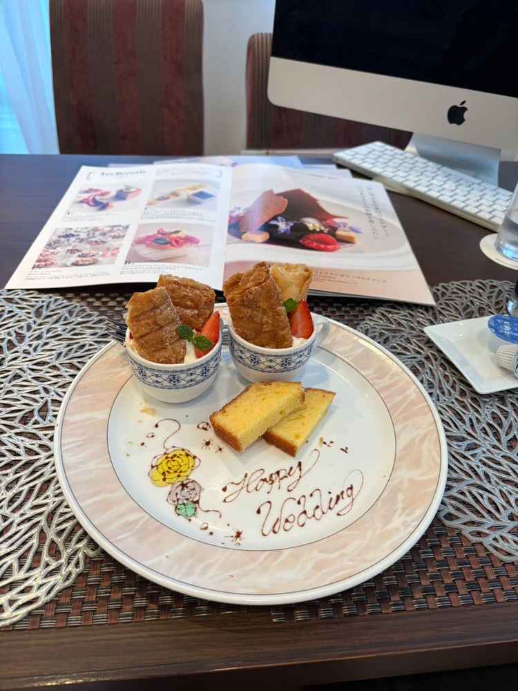 デザートビュッフェからピックアップしていただいたものを試食しました。