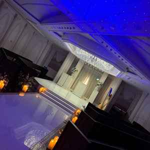 チャペル見学。挙式中はシチュエーションに合わせて自然光をいれたり暗くしてイルミネーション風にも可能