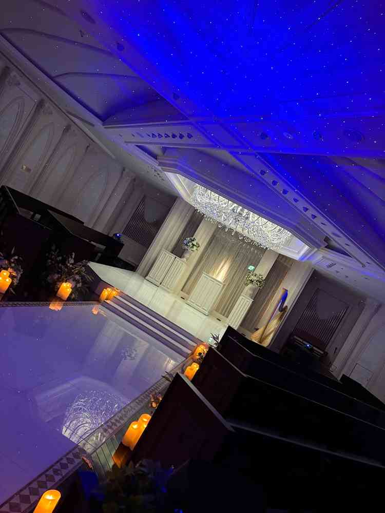 チャペル見学。挙式中はシチュエーションに合わせて自然光をいれたり暗くしてイルミネーション風にも可能