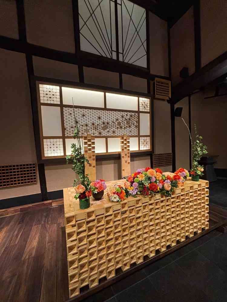 升でつくられた新郎新婦が座るテーブルです。