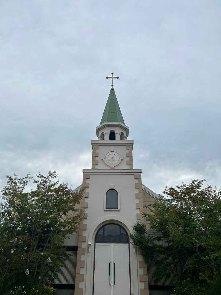 天気が良ければとても綺麗です。鐘は鳴らすことが出来、とてもロマンチックな演出です。