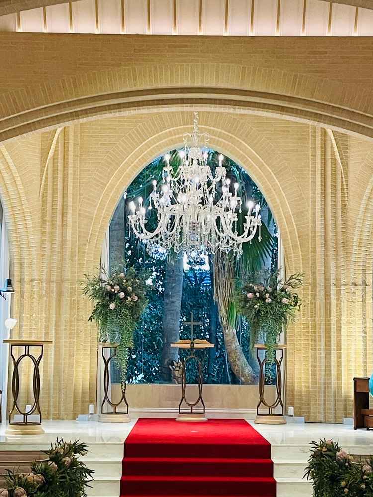 チャペルです。大きなステンドグラスと高い天井、赤のバージンロードが印象的でした。