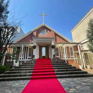 街中から、一歩中に入ると、木々に囲まれた素敵な挙式会場があり、とても素敵でした。