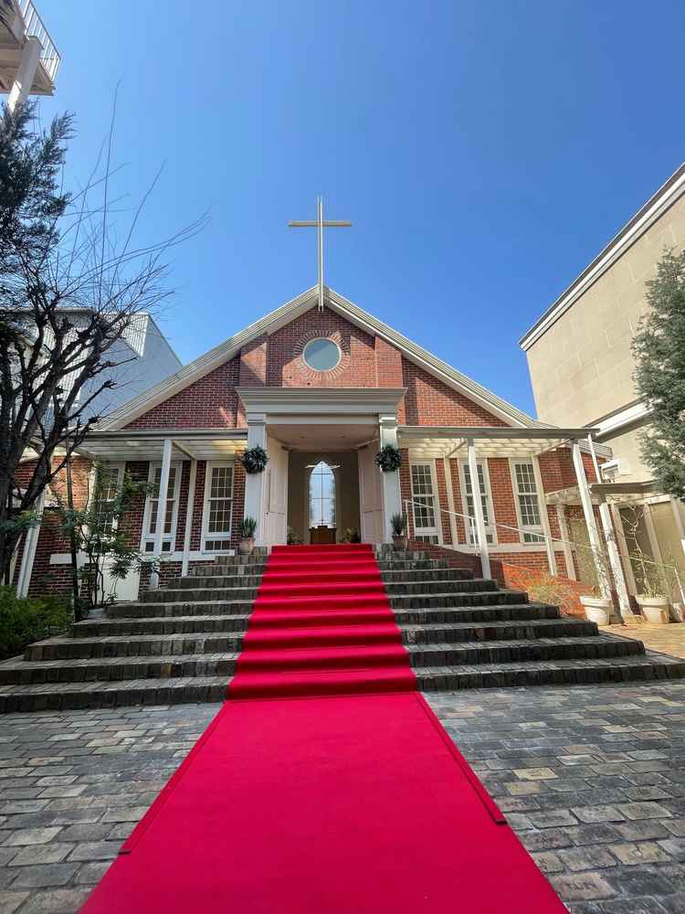 街中から、一歩中に入ると、木々に囲まれた素敵な挙式会場があり、とても素敵でした。