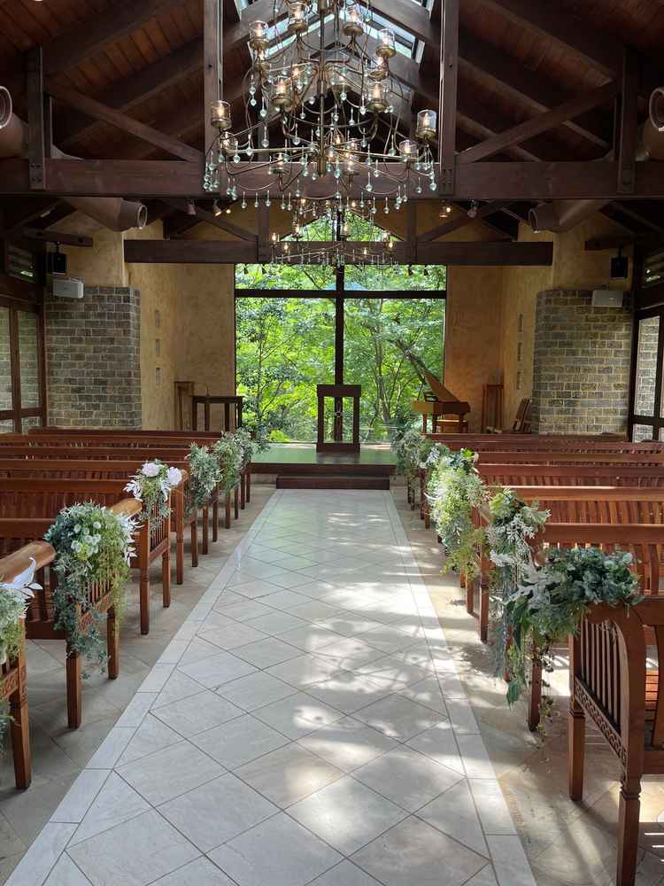 挙式会場です。ゲストにも光があたるよう窓が複数ついているのが良かったです。