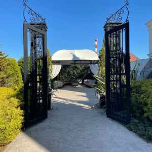 入り口すぐ横にある外の待合スペース。