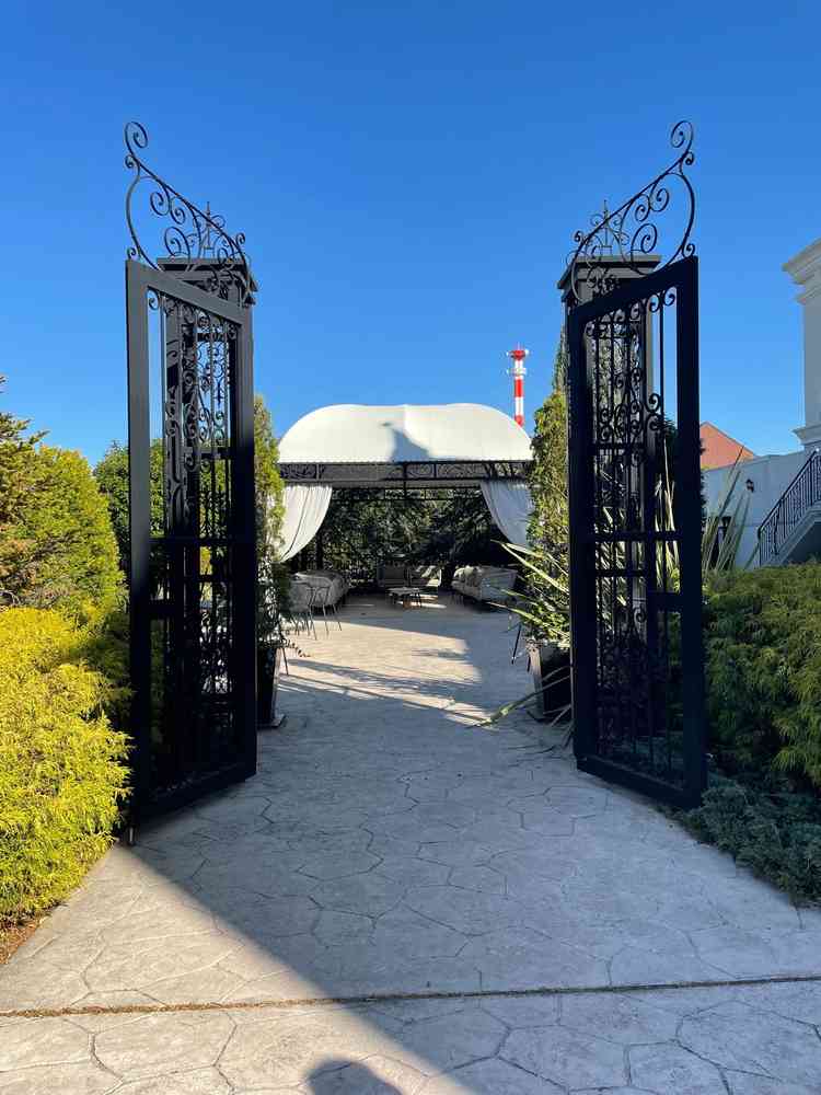 入り口すぐ横にある外の待合スペース。