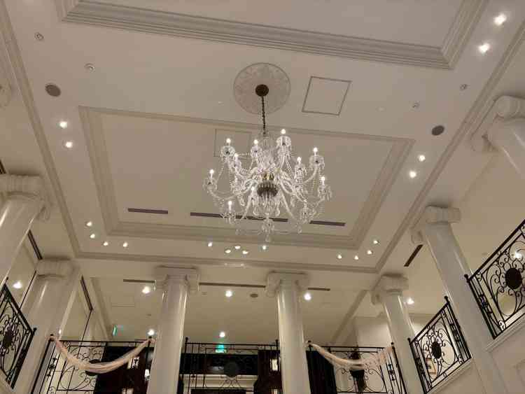 ロビーのシャンデリア