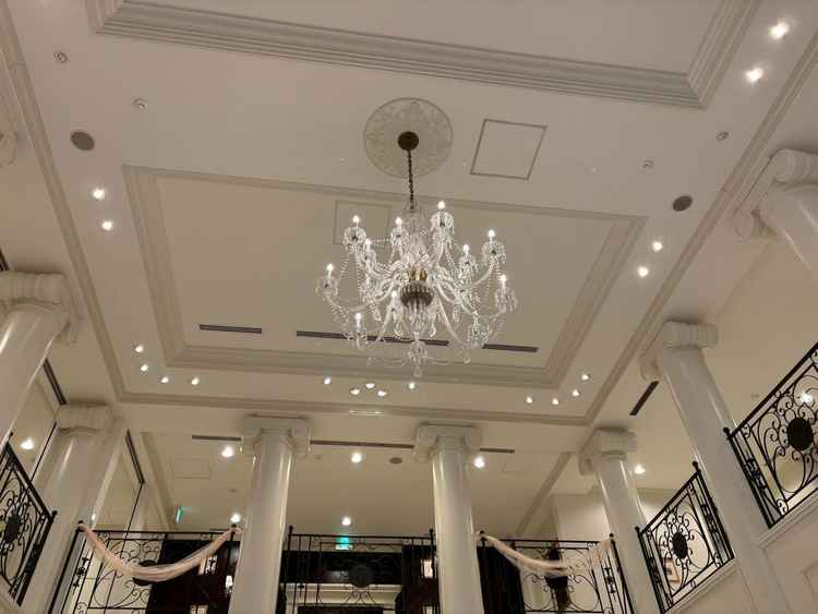 ロビーのシャンデリア