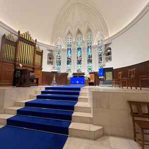 チャペル。真っ青な絨毯がウエディングドレスを引き立ててくれる。