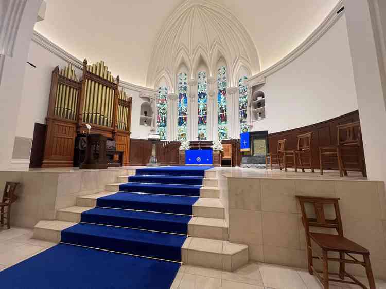 チャペル。真っ青な絨毯がウエディングドレスを引き立ててくれる。