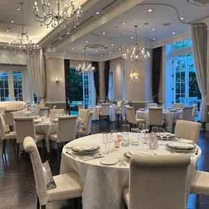 白を基調とした披露宴会場