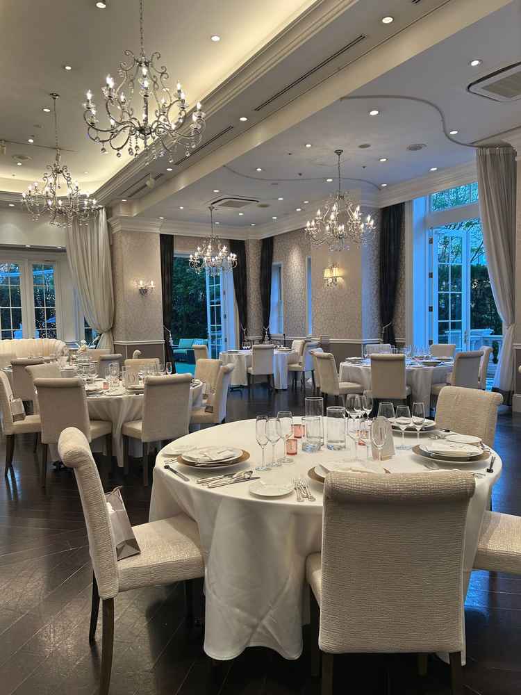 白を基調とした披露宴会場