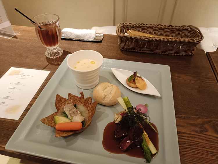 ワンプレート試食。どれもとてもおいしかった！米粉パンが甘くてもちもちで、ポタージュとよく合った。