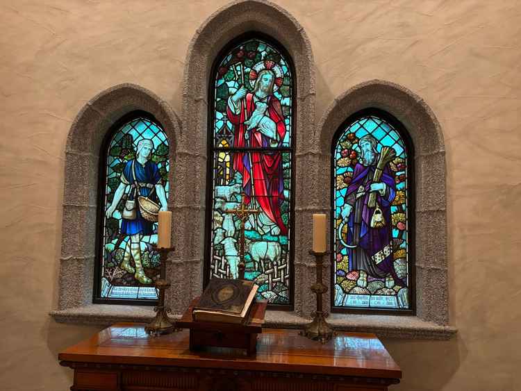 チャペル。ステンドグラスは海外から取り寄せた１点もの。仙台ではなかなかないとのこと。