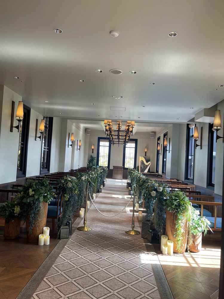 バージンロードや祭壇のデザインも上品で、感動的な挙式になりそうです。