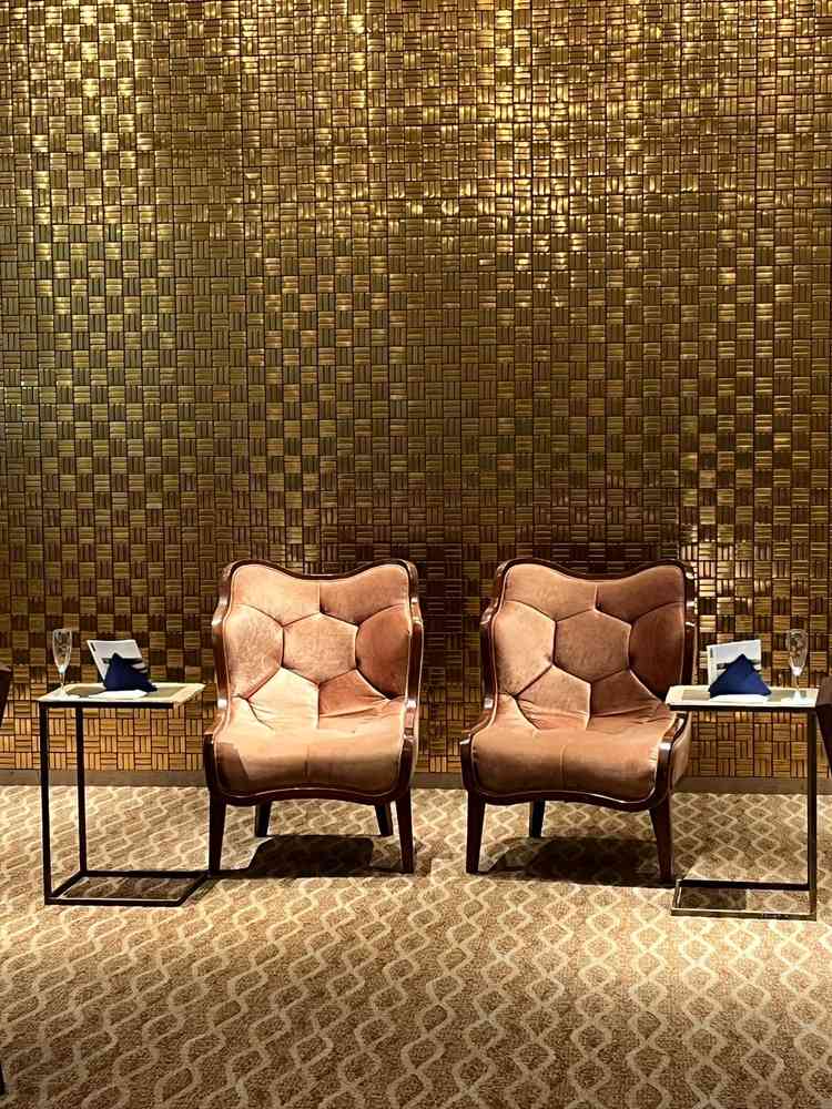 披露宴会場の新郎新婦の席です。ここから花を添えたり、バックを変えたりして、好みにアレンジできます。