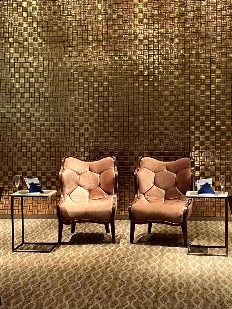 披露宴会場の新郎新婦の席です。ここから花を添えたり、バックを変えたりして、好みにアレンジできます。