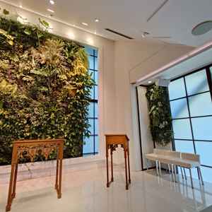 中のチャペルも、本物の葉っぱを使っているとのことで自然感があった。