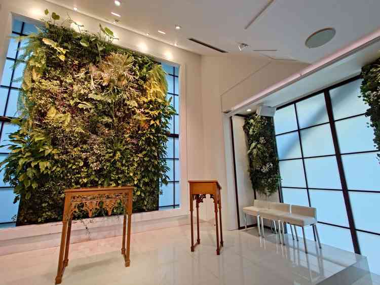 中のチャペルも、本物の葉っぱを使っているとのことで自然感があった。