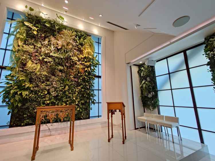 中のチャペルも、本物の葉っぱを使っているとのことで自然感があった。