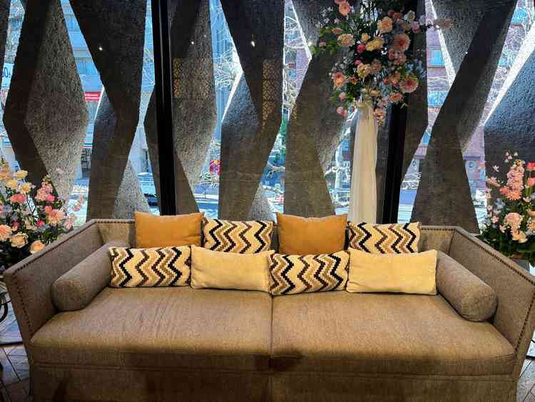 小さい方の会場。かなりコンパクトな印象だった。オープンキッチンも近い。明るさは問題ない。