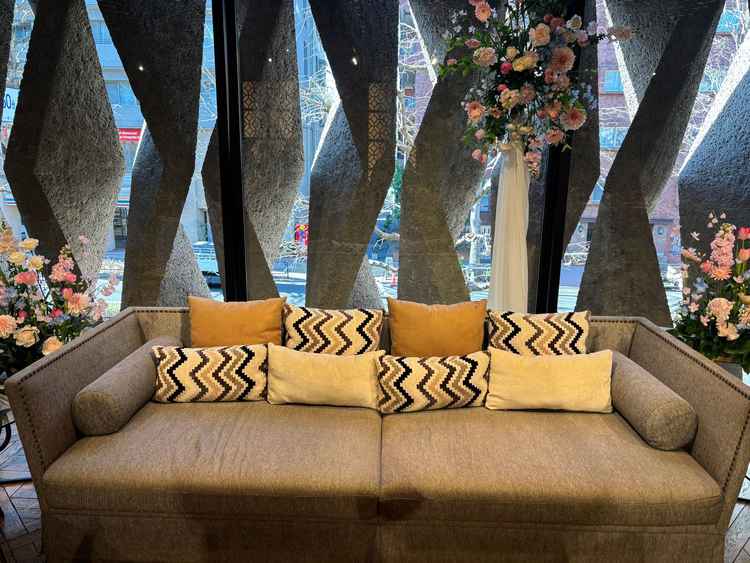 小さい方の会場。かなりコンパクトな印象だった。オープンキッチンも近い。明るさは問題ない。