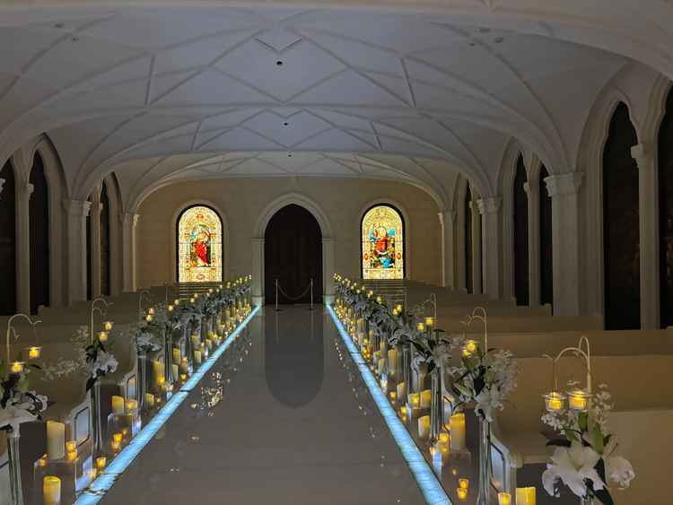 チャペルの入り口とドアにもステンドグラスがありどこから見ても素敵な写真が撮れるようになっていた