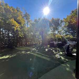 披露宴会場から見たガーデンの様子。人工芝で一年通して同じなので写真等で心配なさそう。