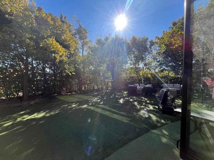 披露宴会場から見たガーデンの様子。人工芝で一年通して同じなので写真等で心配なさそう。