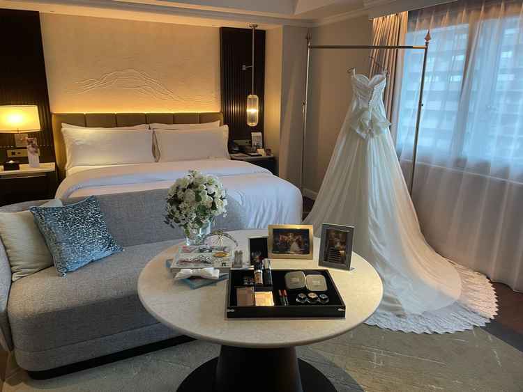 宿泊時の部屋で上質で落ち着いた雰囲気のお部屋があり、ドレスが飾られた空間にすごくワクワクしました