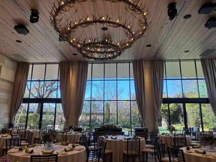 開放感のある披露宴会場