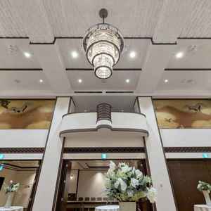 天井の高さと入り口背面の絵画が印象的な披露宴会場。