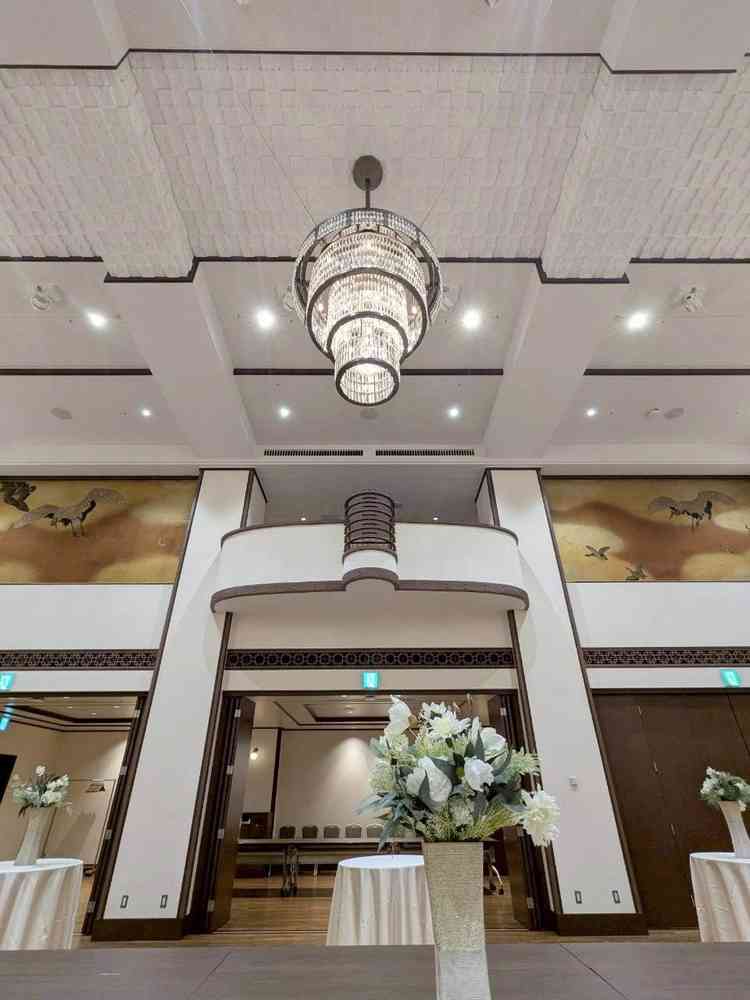 天井の高さと入り口背面の絵画が印象的な披露宴会場。